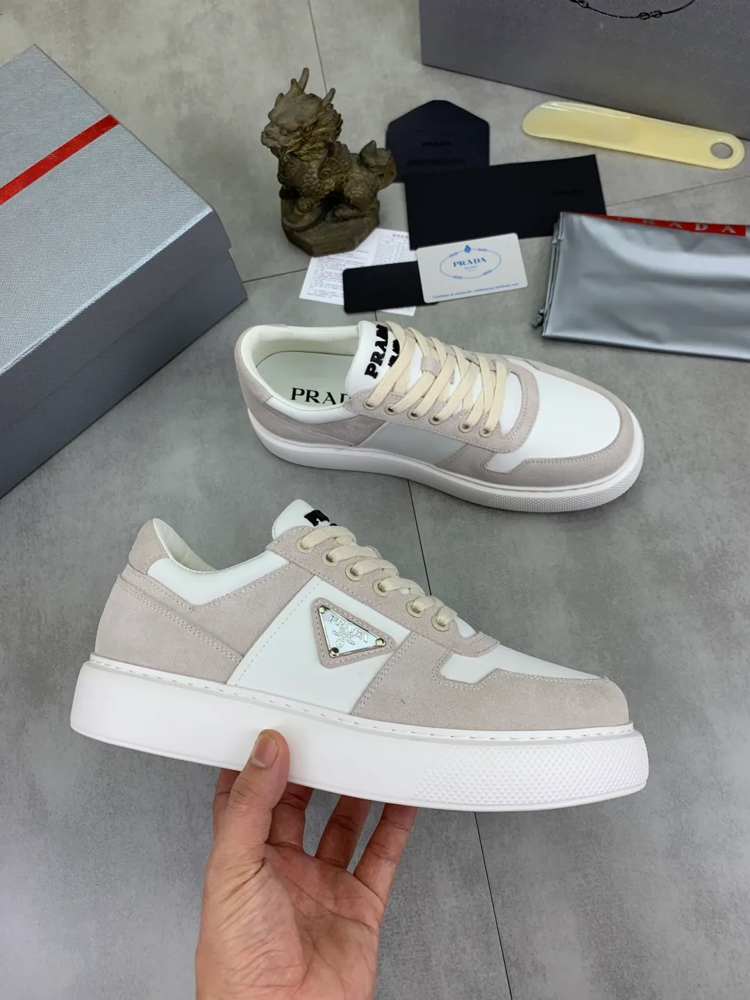 Men's shoes 💰P560💰 [New model] High version official website popular model is on the market, 🆘 Trendy brand (Prada) mainly promotes popular model, avant-garde and versatile fashionable men's shoes private version mold opening, cowhide surface splicing 1:1.. Stylish and simple, original imported cowhide lining cowhide feet; the atmosphere and personality are more fashionable, eye-catching and pursuing class. It will subvert the old idea and be a must-have for fashion trendsetters with you! Must keep it for yourself! Tall and comfortable, large and low, high-end quality workmanship. Code number: 38-44 5⃣️colors available.